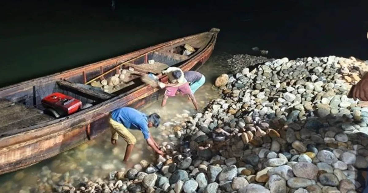 যৌথবাহিনীর অভিযান, ফিরল ১২ হাজার ঘনফুট সাদাপাথর